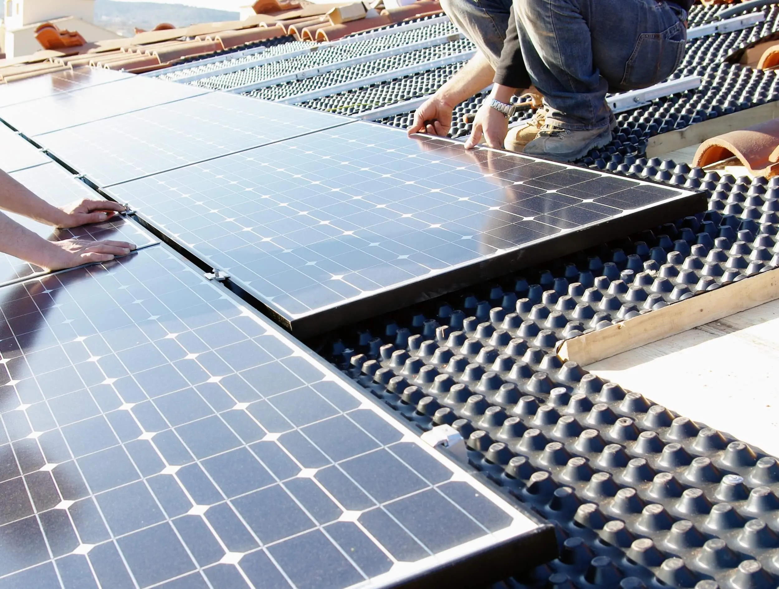 Conocer los tipos de placas solares del mercado te puede ayudar a la hora de escoger
