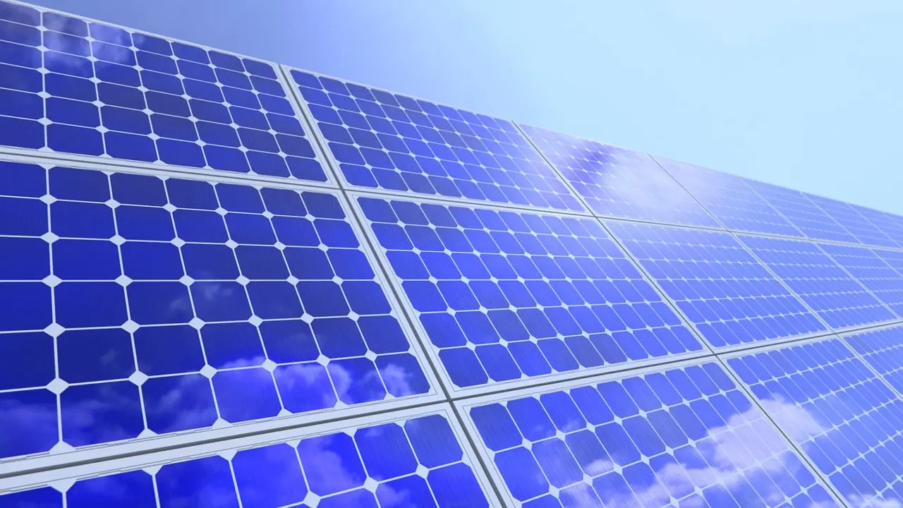 Cuál es la diferencia entre placas fotovoltaicas y solares?